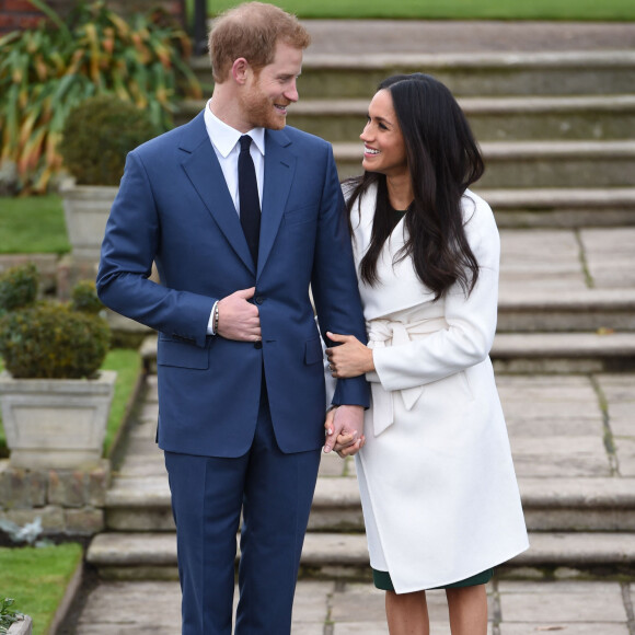 Le Prince Harry et Meghan Markle posent à Kensington palace après l'annonce de leur mariage au printemps 2018 à Londres le 27 novembre 2017.