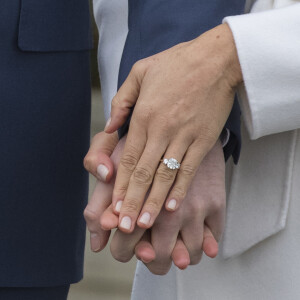 Le Prince Harry et Meghan Markle posent à Kensington palace après l'annonce de leur mariage au printemps 2018 à Londres le 27 novembre 2017.