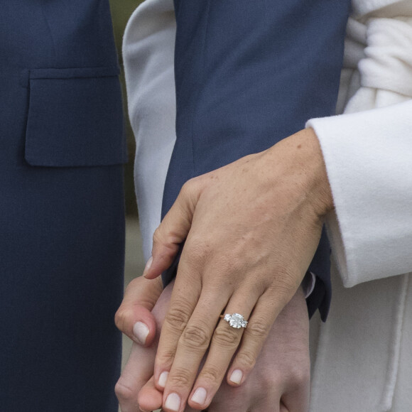 Le Prince Harry et Meghan Markle posent à Kensington palace après l'annonce de leur mariage au printemps 2018 à Londres le 27 novembre 2017.