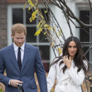 Le Prince Harry et Meghan Markle posent à Kensington palace après l'annonce de leur mariage au printemps 2018 à Londres le 27 novembre 2017.