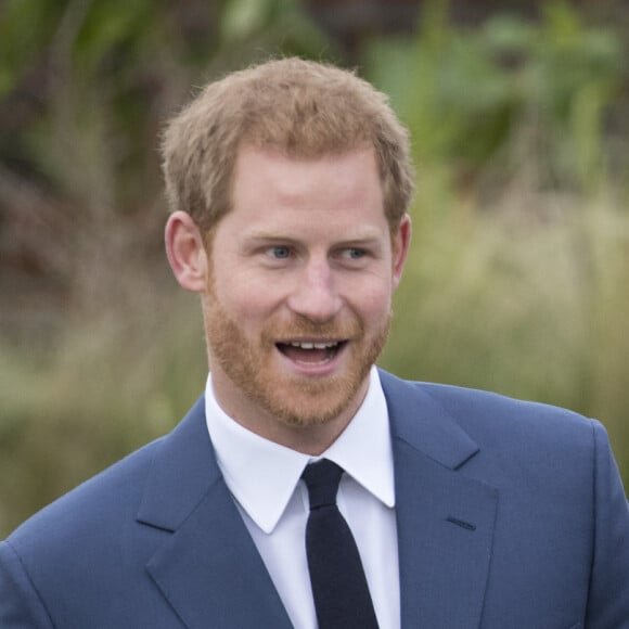 Le Prince Harry et Meghan Markle posent à Kensington palace après l'annonce de leur mariage au printemps 2018 à Londres le 27 novembre 2017.