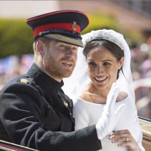 Le prince Harry, duc de Sussex, et Meghan Markle, duchesse de Sussex, en calèche à la sortie du château de Windsor après leur mariage le 19 mai 2018.