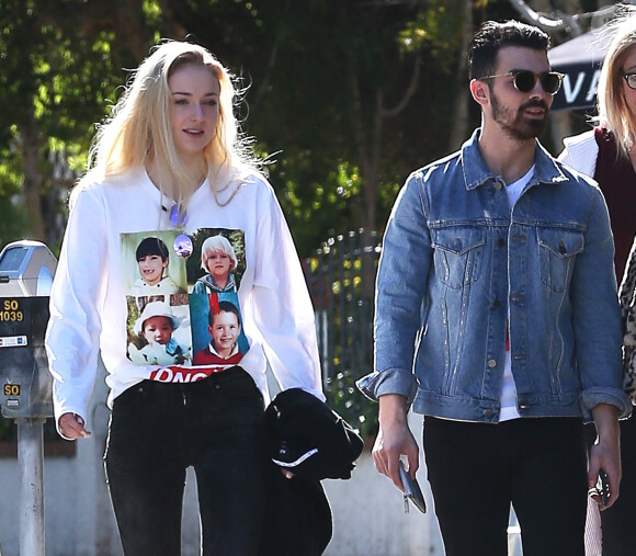 Exclusif - Joe Jonas et Sophie Turner se promènent dans les rues de Los Angeles, le 19 janvier 2017. En février 2020, il est révélé que le couple attend son premier enfant.