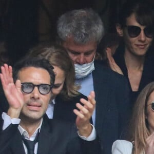 Nicolas Bedos, Joëlle Bercot (femme de Guy Bedos), Victoria Bedos, Doria Tillier - Sorties - Hommage à Guy Bedos en l'église de Saint-Germain-des-Prés à Paris le 4 juin 2020.