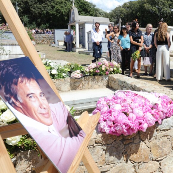 Exclusif - Nicolas Bedos, Izïa Higelin, Muriel Robin et sa compagne Anne Le Nen, Mireille Dumas - Obsèques de Guy Bedos, décédé le 28 mai dernier à l'âge de 85 ans, au cimetière de Lumio en Corse comme l'a souhaité l'humoriste. Lumio, le 8 Juin 2020. © Olivier Sanchez/Crystal Pictures/Bestimage