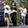 Exclusif - Angelina Jolie est allée acheter des fleurs avec ses enfants Shiloh et Vivienne dans le quartier de Los Feliz à Los Angeles. Shiloh marche difficilement à l'aide de béquilles. Le 8 mars 2020