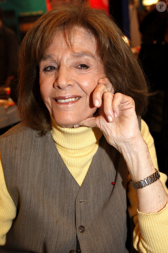 Gisèle Halimi - Portrait au Salon du livre de Paris 2009. Le salon se déroulait du 13 au 18 mars 2009 à Paris.