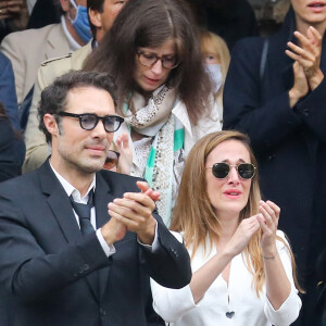 Nicolas Bedos, Victoria Bedos - Sorties - Hommage à Guy Bedos en l'église de Saint-Germain-des-Prés à Paris le 4 juin 2020.