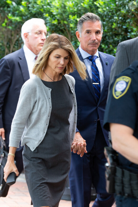 Lori Loughlin et son mari, Massimo Giannulli sortient du tribunal de Boston, le 27 août 2019. 
