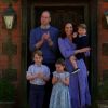 Le prince William, Kate Middleton et leurs trois enfants applaudissent le personnel soignant devant sa demeure d'Anmer Hall, dans le Norfolk, le 23 avril 2020 sur la BBC.