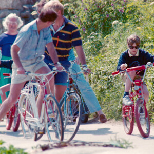 La princesse Diana, le prince Charles et leurs enfants William et Harry en vacances sur l'île de Tresco, aux îles Scilly, en 1989.