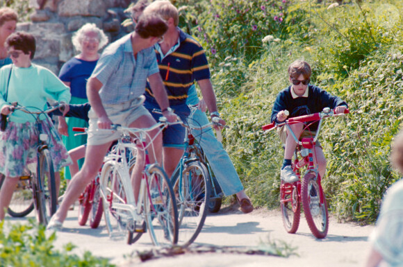 La princesse Diana, le prince Charles et leurs enfants William et Harry en vacances sur l'île de Tresco, aux îles Scilly, en 1989.