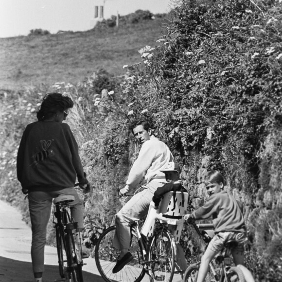 La princesse Diana, le prince Charles et leurs enfants William et Harry en vacances sur l'île de Tresco, aux îles Scilly, en 1989.