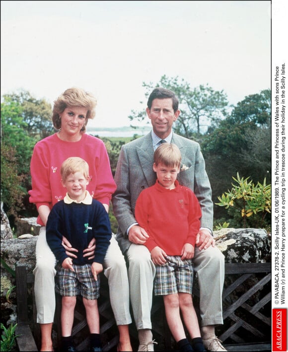 La princesse Diana, le prince Charles et leurs enfants William et Harry en vacances sur l'île de Tresco, aux îles Scilly, en 1989.