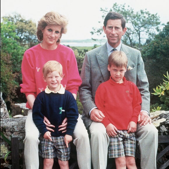 La princesse Diana, le prince Charles et leurs enfants William et Harry en vacances sur l'île de Tresco, aux îles Scilly, en 1989.