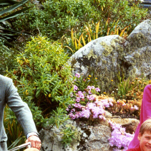 La princesse Diana, le prince Charles et leurs enfants William et Harry en vacances sur l'île de Tresco, aux îles Scilly, en 1989.