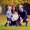 Le prince William et Catherine Kate Middleton, la duchesse de Cambridge ont publié une photo pour Noël où ils posent avec leurs enfants George et Charlotte dans le jardin du Palais de Kensington à Londres. Photos prises fin octobre 2015.