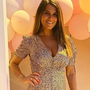 Karine Ferri en robe décolletée pour les 2 ans de Claudia, le 30 juillet 2020