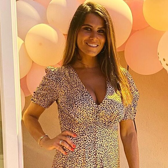 Karine Ferri en robe décolletée pour les 2 ans de Claudia, le 30 juillet 2020