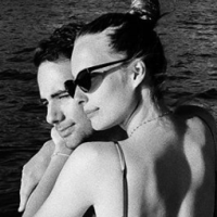 Ilona Smet et Kamran Ahmed : pose sensuelle, collés-serrés sur un bateau