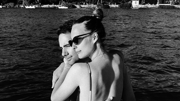 Ilona Smet et Kamran Ahmed : pose sensuelle, collés-serrés sur un bateau