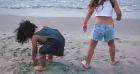 Amel Bent en vacances à la mer avec ses filles Sofia et Hana le 3 août 2020.