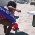 Amel Bent a publié une vidéo de sa fille Hana sur Instagram le 3 août 2020, lors de vacances à la mer.