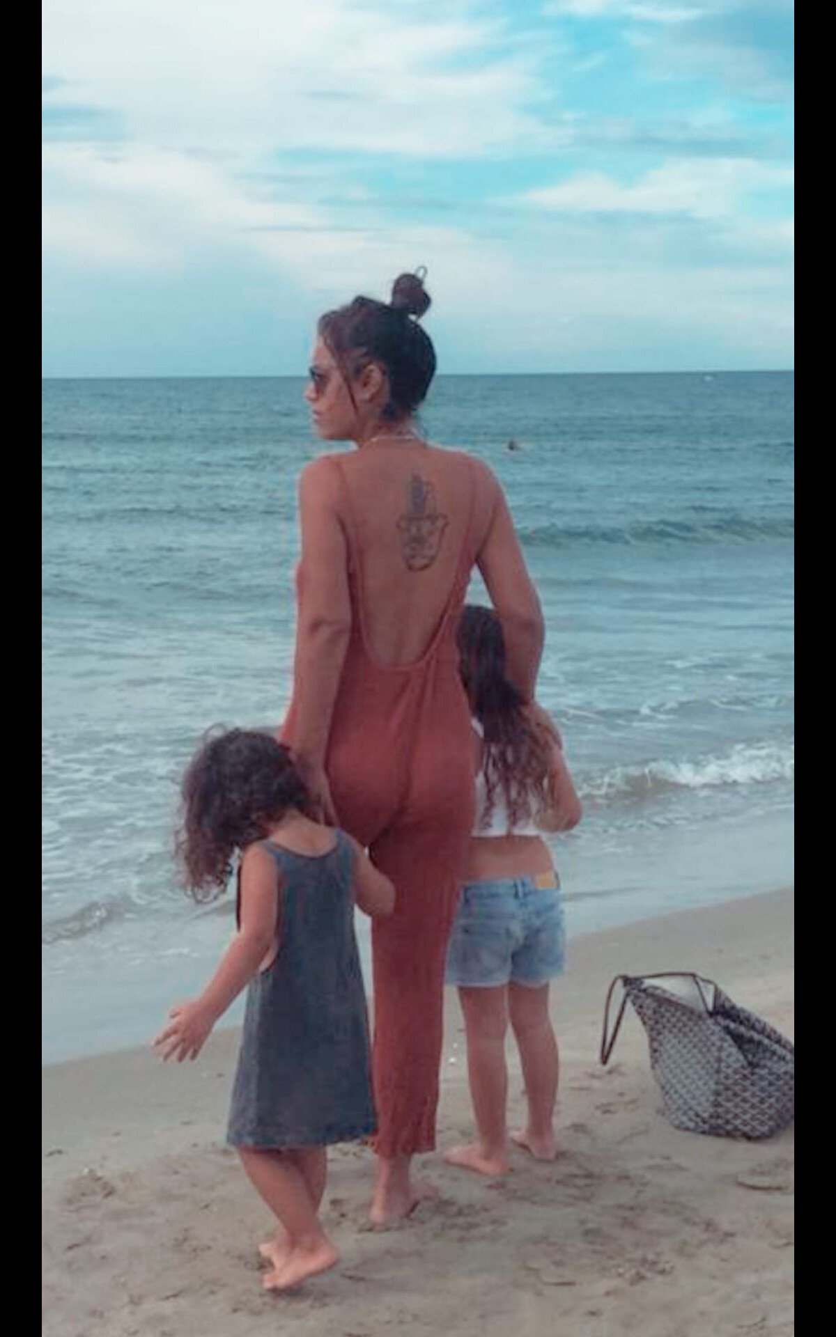 Amel Bent, ses vacances en famille : ses filles adorables à la plage -  Purepeople