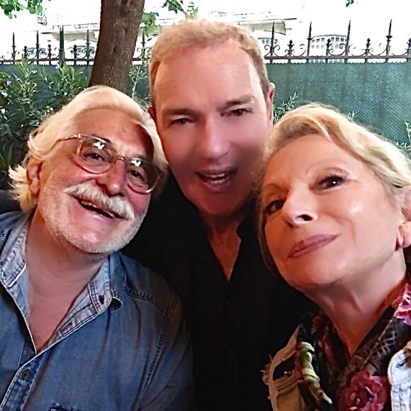 Tony Gomez pose avec Véronique Sanson et son compagnon Christian, à Paris, le 2 août 2020.