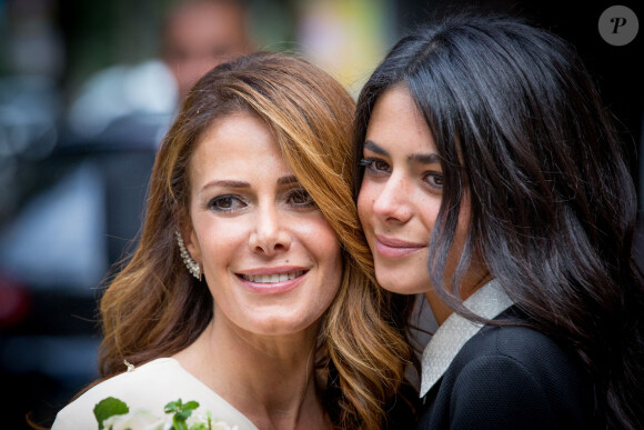 Elsa Fayer et son mari Zach Hanoun , leurs jumelles Liv et Emy et Ambre , la fille aînée d'Elsa Fayer - Mariage de Elsa Fayer et Zach Hanoun à la mairie du 16ème arrondissement de Paris le 20 septembre 2016. © Cyril Moreau / Bestimage