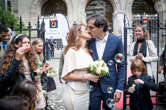 Elsa Fayer et son mari Zach Hanoun , leurs jumelles Liv et Emy et Ambre , la fille aînée d'Elsa Fayer - Mariage de Elsa Fayer et Zach Hanoun à la mairie du 16ème arrondissement de Paris le 20 septembre 2016. © Cyril Moreau / Bestimage
