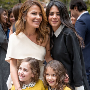 Elsa Fayer et son mari Zach Hanoun , leurs jumelles Liv et Emy et Ambre , la fille aînée d'Elsa Fayer - Mariage de Elsa Fayer et Zach Hanoun à la mairie du 16ème arrondissement de Paris le 20 septembre 2016. © Cyril Moreau / Bestimage