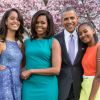 Le président américain Barack Obama, sa femme Michelle Obama et leurs filles Malia et Sasha posent en famille avec leurs chiens Bo et Sunny dans le jardin Rose de la Maison Blanche le dimanche de Pâques, à Washington, le 5 avril 2015.