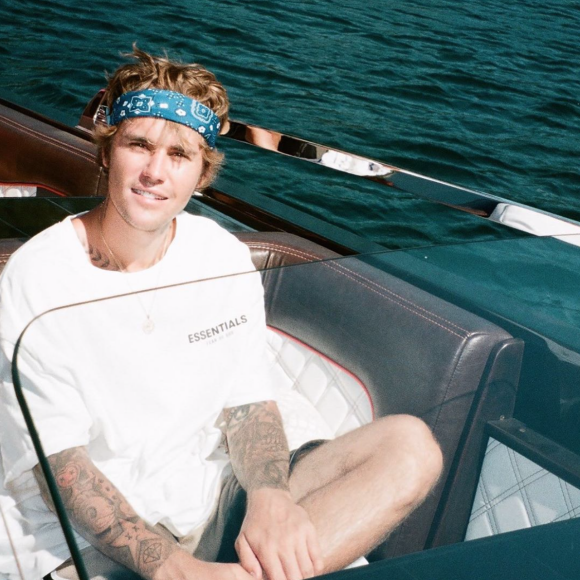 Justin Bieber en bateau, lors de son baptême. Août 2020.