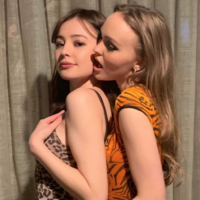 Lily-Rose Depp très tactile avec une amie : elle l'embrasse à pleine bouche