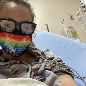 Alyssa Milano a partagé cette photo d'elle à l'hôpital, sur Twitter, le 9 août 2020. Elle souffre du Covid-19 depuis avril 2020.
