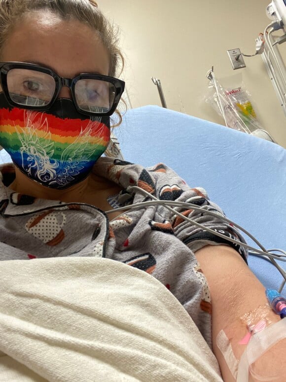 Alyssa Milano a partagé cette photo d'elle à l'hôpital, sur Twitter, le 9 août 2020. Elle souffre du Covid-19 depuis avril 2020.
