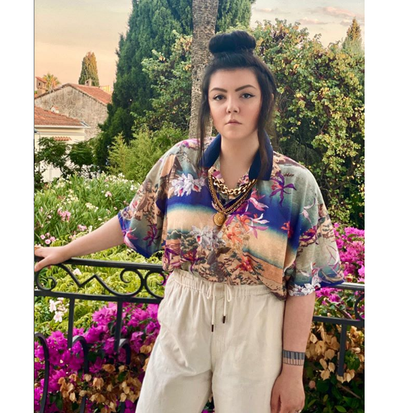 La chanteuse Hoshi, en vacances, pose sur Instagram. Août 2020.