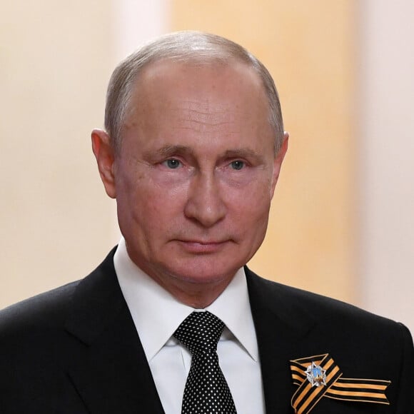 Le président russe Vladimir Poutine assiste au 75 ème anniversaire de la victoire sur l'Allemagne nazie durant la Seconde Guerre mondiale à Moscou. Cette commémoration à travers la Russie a été reportée du 9 mai au 24 juin en raison de l'épidémie de coronavirus (Covid-19).