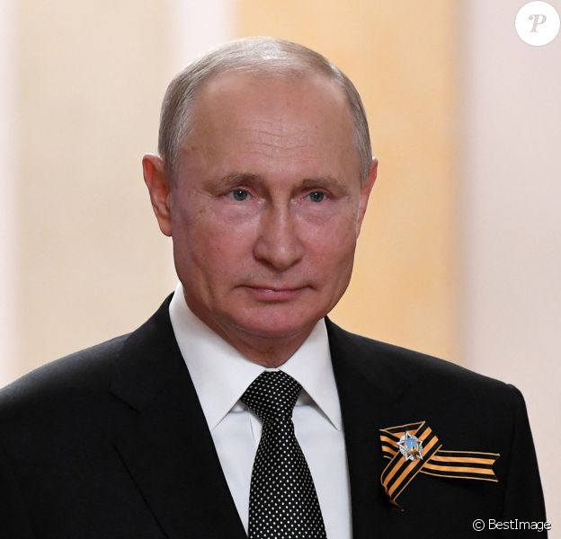 Le président russe Vladimir Poutine assiste au 75 ème anniversaire de la victoire sur l'Allemagne nazie durant la Seconde Guerre mondiale à Moscou. Cette commémoration à travers la Russie a été reportée du 9 mai au 24 juin en raison de l'épidémie de coronavirus (Covid-19).