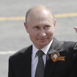 Le président russe Vladimir Poutine assiste au 75 ème anniversaire de la victoire sur l'Allemagne nazie durant la Seconde Guerre mondiale à Moscou. Cette commémoration à travers la Russie a été reportée du 9 mai au 24 juin en raison de l'épidémie de coronavirus (Covid-19).