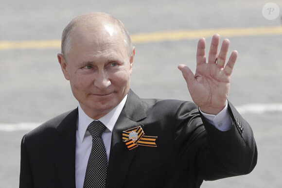 Le président russe Vladimir Poutine assiste au 75 ème anniversaire de la victoire sur l'Allemagne nazie durant la Seconde Guerre mondiale à Moscou. Cette commémoration à travers la Russie a été reportée du 9 mai au 24 juin en raison de l'épidémie de coronavirus (Covid-19).