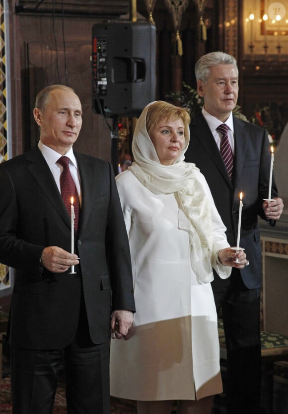 Vladimir Poutine et son epouse Lioudmila avec le maire de Moscou Sergei Sobyanin lors d'une ceremonie au Kremlin a Moscou le 24 avril 2011 <br /><br />