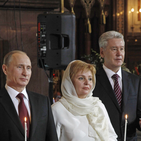 Vladimir Poutine et son epouse Lioudmila avec le maire de Moscou Sergei Sobyanin lors d'une ceremonie au Kremlin a Moscou le 24 avril 2011 