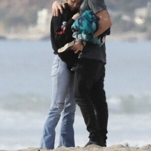 Exclusif -Miley Cyrus et son compagnon Cody Simpson passent une journée en amoureux sur la plage de Zuma beach dans le quartier de Malibu à Los Angeles. Cody discute torse nu au téléphone pendant 30 minutes avant de retrouver Miley et de la prendre dans ses bras. Le couple semble relaxe et complice. Le 22 janvier 2020