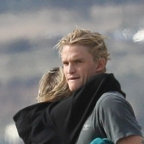 Exclusif - Miley Cyrus et son compagnon Cody Simpson passent une journée en amoureux sur la plage de Zuma beach dans le quartier de Malibu à Los Angeles. Cody discute torse nu au téléphone pendant 30 minutes avant de retrouver Miley et de la prendre dans ses bras. Le couple semble relaxe et complice. Le 22 janvier 2020