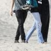Exclusif - Miley Cyrus et son compagnon Cody Simpson passent une journée en amoureux sur la plage de Zuma beach dans le quartier de Malibu à Los Angeles. Cody discute torse nu au téléphone pendant 30 minutes avant de retrouver Miley et de la prendre dans ses bras. Le couple semble relaxe et complice. Le 22 janvier 2020