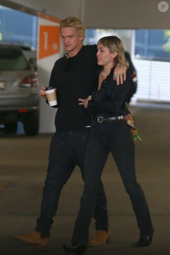 Info - Miley Cyrus et Cody Simpson se séparent après moins d'un an ensemble - Exclusif - Miley Cyrus et son compagnon Cody Simpson s'embrassent fougueusement dans le parking de l'hôpital Cedar-Sinai. Auraient ils eu une bonne nouvelle à l'issue de leur rendez-vous médical ? Los Angeles, le 16 janvier 2020.