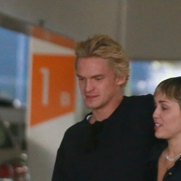 Info - Miley Cyrus et Cody Simpson se séparent après moins d'un an ensemble - Exclusif - Miley Cyrus et son compagnon Cody Simpson s'embrassent fougueusement dans le parking de l'hôpital Cedar-Sinai. Auraient ils eu une bonne nouvelle à l'issue de leur rendez-vous médical ? Los Angeles, le 16 janvier 2020.