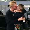 Exclusif - Miley Cyrus et son compagnon Cody Simpson s'embrassent fougueusement dans le parking de l'hôpital Cedar-Sinai. Auraient ils eu une bonne nouvelle à l'issue de leur rendez-vous médical ? Los Angeles, le 16 janvier 2020.